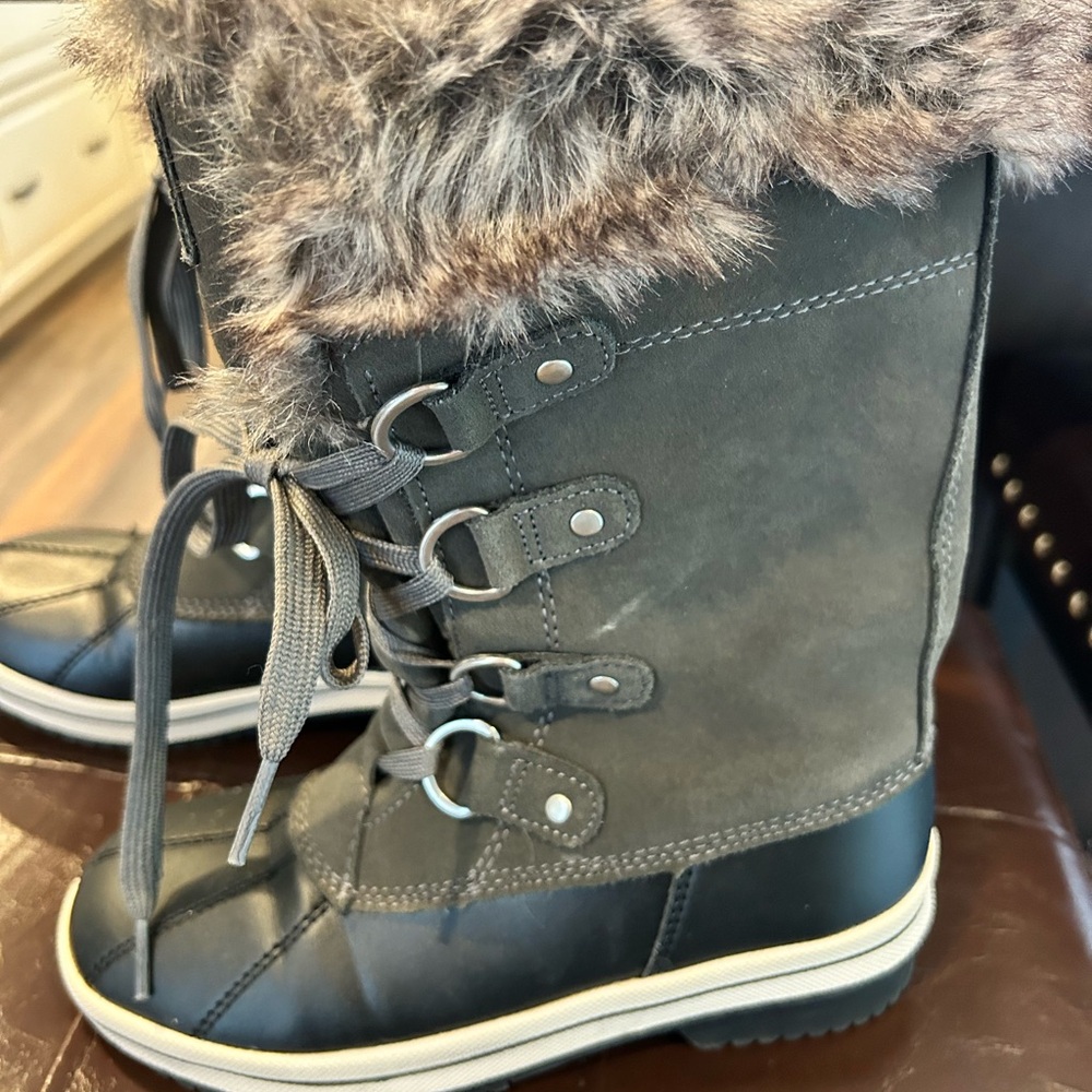 Women's Faux-Fur Trim Winter Lace-Up Boot - Dark Green/Black